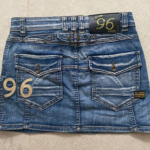 Lågmidjad G-star jeansskjol - Säljer denna asscoola lågmidjade G-star jeanskjol då den inte passar mig längre! Den är i superfint skick och har massa snygga detaljer! Midjemått:37cm. Längd på hela kjolen från överkant till underkant: 33-34cm. Bara att skriva vid frågor eller funderingar!💞