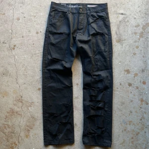 Distressed waxed jeans - Distressed jeans med waxning. Slim/straight fit