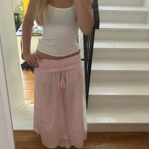 Somrig långkjol  - Jättesöt rosa långkjol från Gina Tricot, men köpt på vinted. Slutsåld pga förra årets kollektion. Mycket bra skick då den endast är använd ett fåtal gånger. 