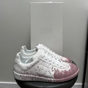 Maison Margiela Paint Splatter - Maison Margiela Paint Splatter.                                     Skick 10/10 endast testade få gånger.                                     Äkthetsbevis samt box o dustbags ingår.                   Pris går såklart att diskutera!                                         Vid fler funderingar tveka inte på att slå en signal!             /VS