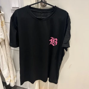 Svarta mjukisbyxor med rosa detaljer - Säljer ett sett  mjukisbyxor med rosa insida längs benen och en rosa B-logga och T-shirt till,storlek M aldrig använt 