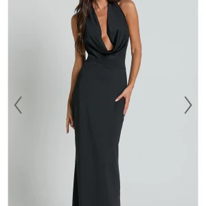 Sylvana maxi dress - Jättefin svart klänning från Showpo! Aldrig använd, med prislappen kvar och är därmed i nyskick. Tveka inte på att höra av dig om du vill se fler bilder eller har någon fråga! 💞