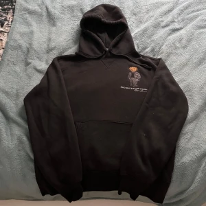 Polo bear hoodie -  Säljs då den ej är till används. Har bara använt den ett fåtalgånger. Säljer den pga av att den är för liten. Säljer den för endast 1049 kr. Pris kan diskuteras vid en snabb affär 💨 