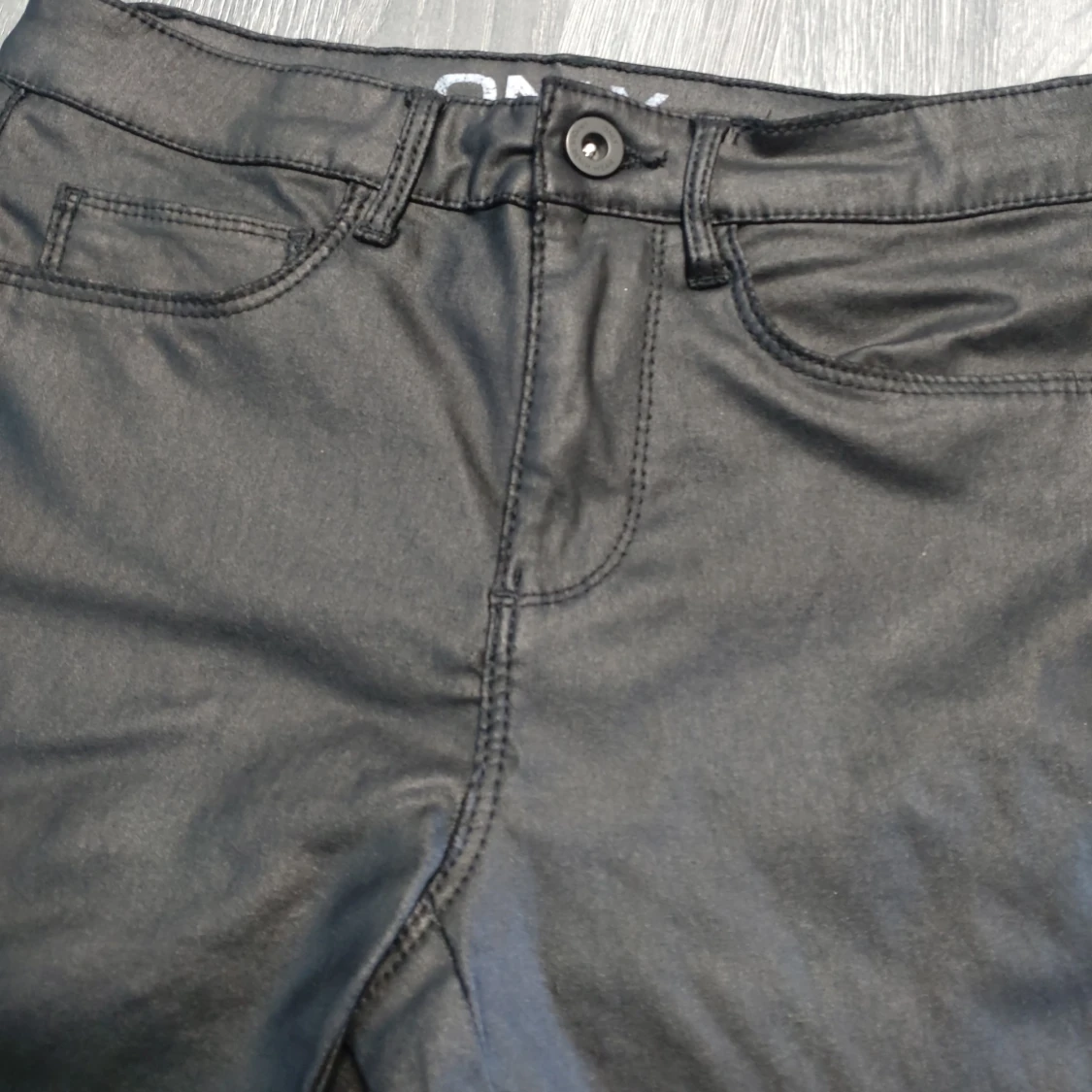 Svarta skinny jeans från ONLY i skinnimitation  - 4