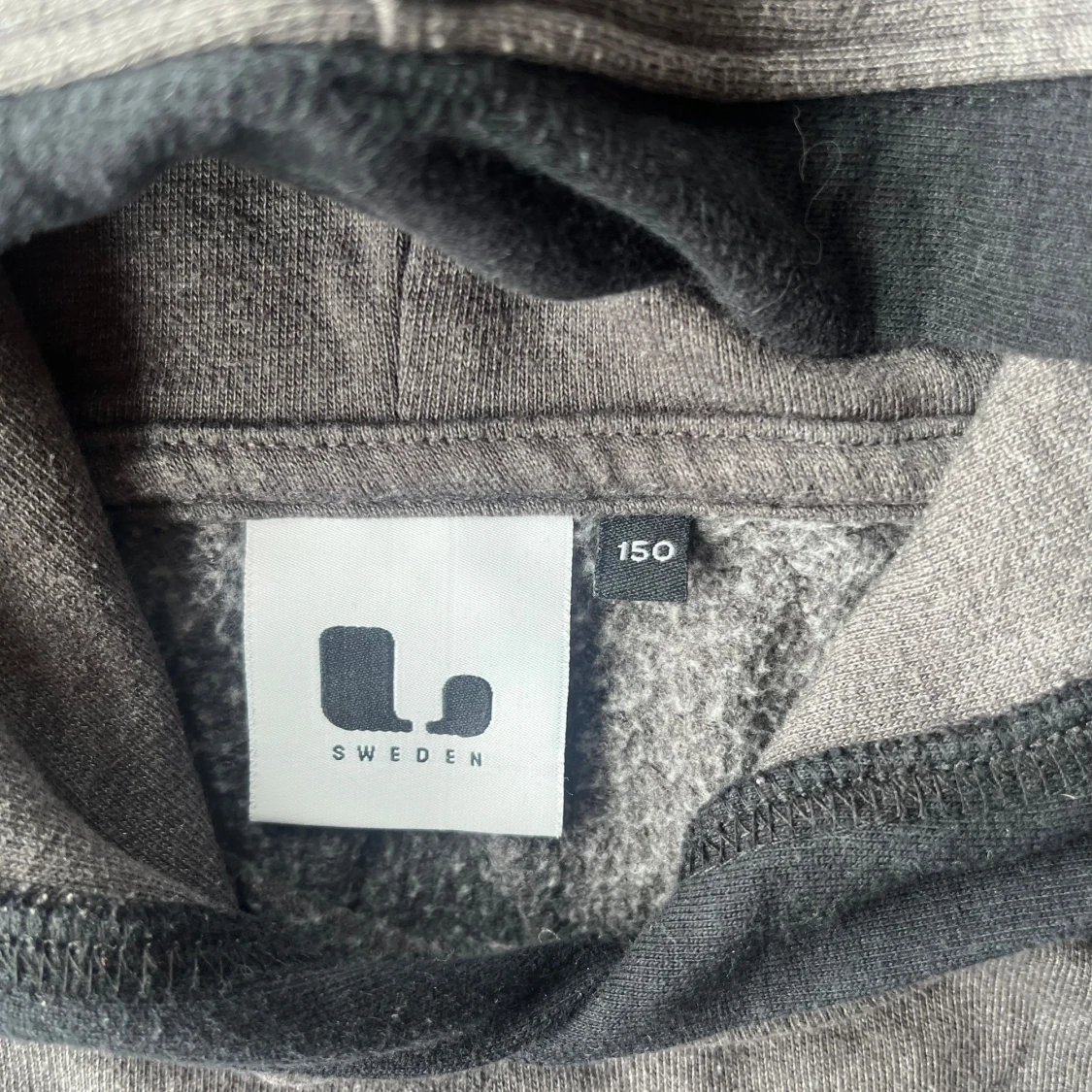 Mörkgrå hoodie från L Sweden - 3