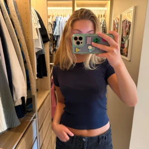 Mörkblå T-shirt Brandy Melville - Mörkblå T-shirt från Brandy Melville. Perfekt passform. One size