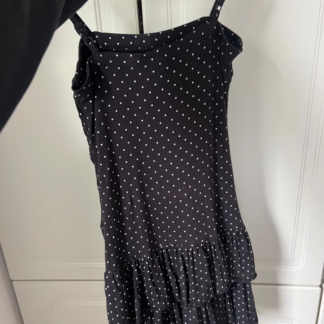 Svart prickig kort klänning med volang - 2