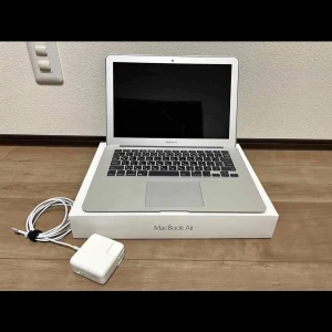 MacBook Air - Stilren och tunn MacBook Air i silver med svensk tangentbordslayout. Perfekt för studier, surf och kreativt arbete. Levereras med originalkartong och laddare. En lätt och smidig laptop som passar dig som vill ha en snygg och portabel dator. Hör av er vid intresse endast Swish! 