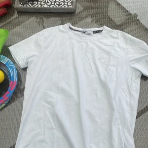 Vit t-shirt från Stone Island  - Vit t-shirt från Stone Island med broderad logga på bröstet.  Köpt helt ny ifrån farfetch och har haft den ny i ca 6 månader🌟 priset är lysande för sicket och vad den kostar ny 