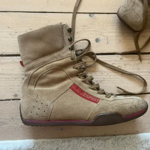 y2k RARE vintage boxing shoes Mocka - Mycket ovanliga häftiga y2k mockaskor från Esprit. såååå speciella och jättefint skick. Passar 37,5-38. 