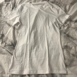 Vit t-shirt från Intimissimi - Säljer denna vita oanvända tröjan från intimissimi då jag fick den i födelsedagspresent i fel färg. Aldrig använts och inga defekter🩷