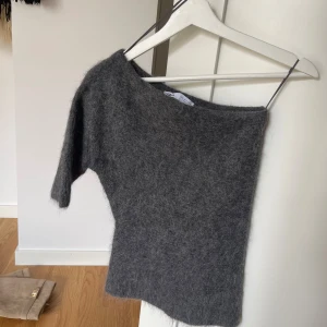 Zara oneshoulder  - Super fin och populär tröja från Zara, oneshoulder, knappt använd men kan lösa egna bilder om det skulle önskas!💘