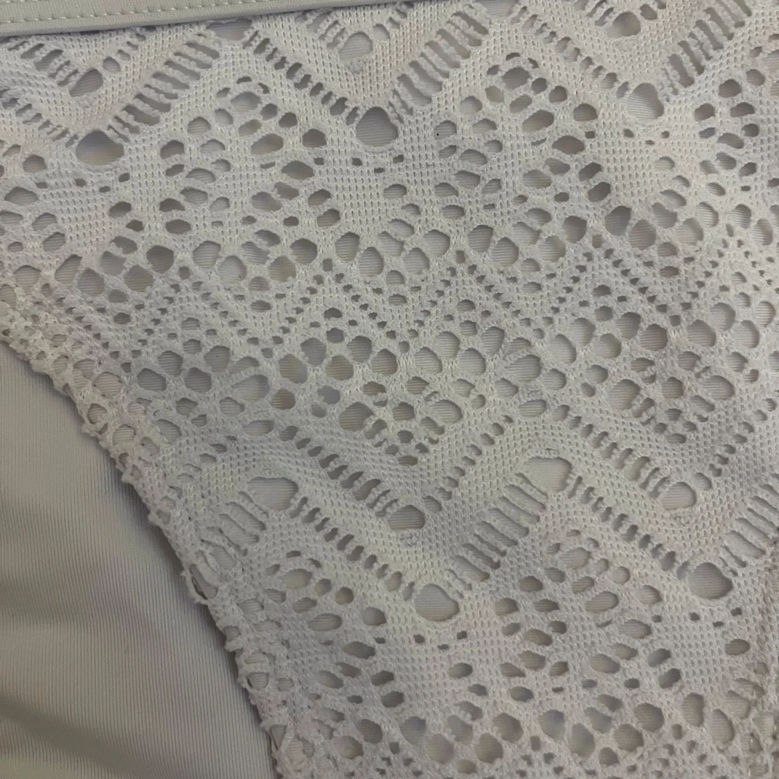 Vit spetsbikini med snäckdetalj - 1