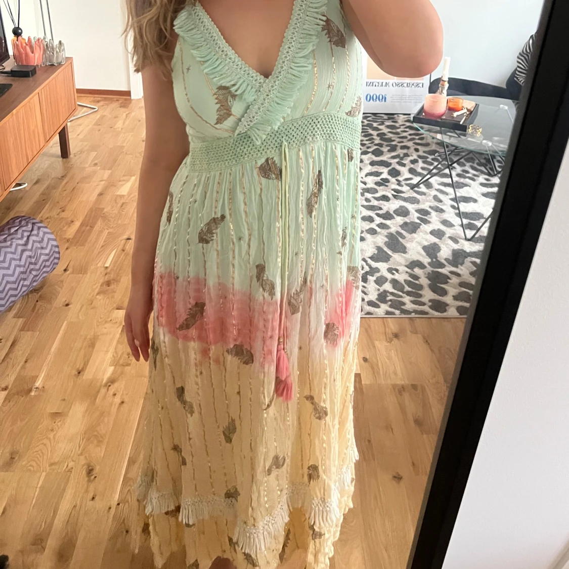 Pastellfärgad långklänning med volang - 3