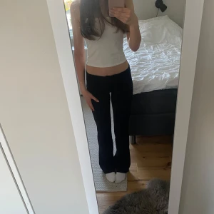 Kostymbyxor - Säljer mina fina kostymbyxor/Jersey pants från Nelly. Hör av er vid frågor!☺️