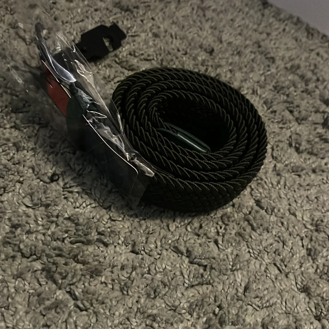 Mörkgrönt flätat bälte