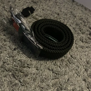 Mörkgrönt flätat bälte - Jag säljer nu ett sprillans nytt mörkgrönt flätat bälte. Helt oanvänt och är i super kvalitet! Hör gärna av er vid frågor.