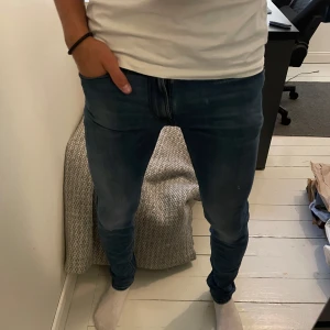 Replay Jeans - Tjena! Säljer dessa replay jeans i modellen Jondrill✔️Mycket fint skick✔️Storlek W29 L32✔️Mitt pris 299kr Nypris 1600kr✔️ Modell på bilden 180cm✔️ Har du någon fråga eller fundering är det bara att skriva✔️
