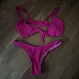 Rosa bikini med knyt framtill - Snygg rosa bikini med twistad knytning framtill på toppen. Endast provad 