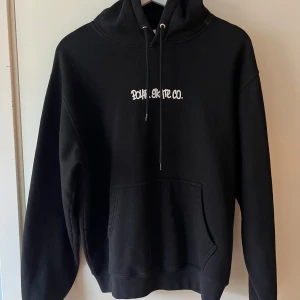 Svart hoodie Polar Skate Co. med tryck - Svart hoodie från Polar Skate Co. med vit logga framtill och stor färgglad grafik på ryggen. Tröjan är i mycket bra skick och är perfekt för dig som skejtar. Tröjan tillverkas inte längre. Om du har några frågor är det bara att skriva.