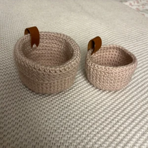 Ljusrosa supersöta virkade korgar💗 - Säljer två små handgjorda virkade korgar som är supersöta att ha småsaker i! Till exempel smycken, tofsar eller annat🥰💗