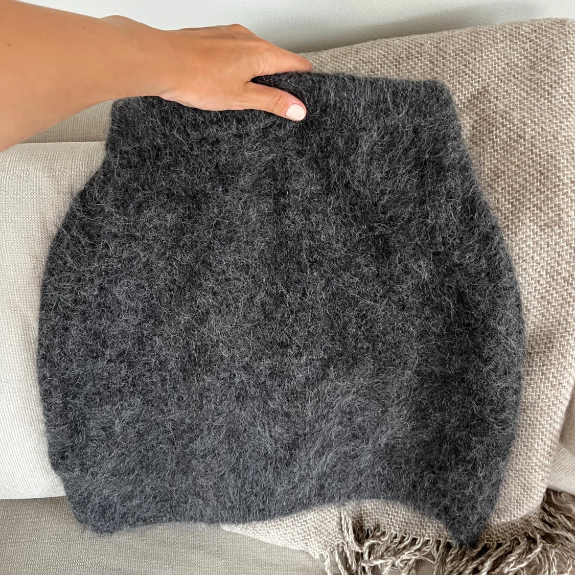 Mörkgrå stickad minikjol i alpackablandning - 4