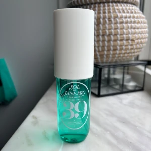 Limited edition- Sol de Janeiro Cheirosa 39  - Limited edition- Sol de Janeiro Cheirosa 39. Råkade beställa 2 så säljer ena. Tropiska noter av kokoskräm, orkidé och rostad pralin. Perfekt för dig som gillar söta och exotiska dofter! 🥥 Limited edition doft. Helt ny oöppnad.