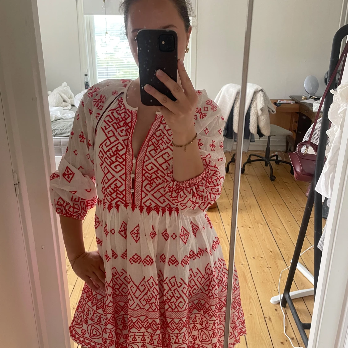 Vit och röd kortklänning med mönster - 1