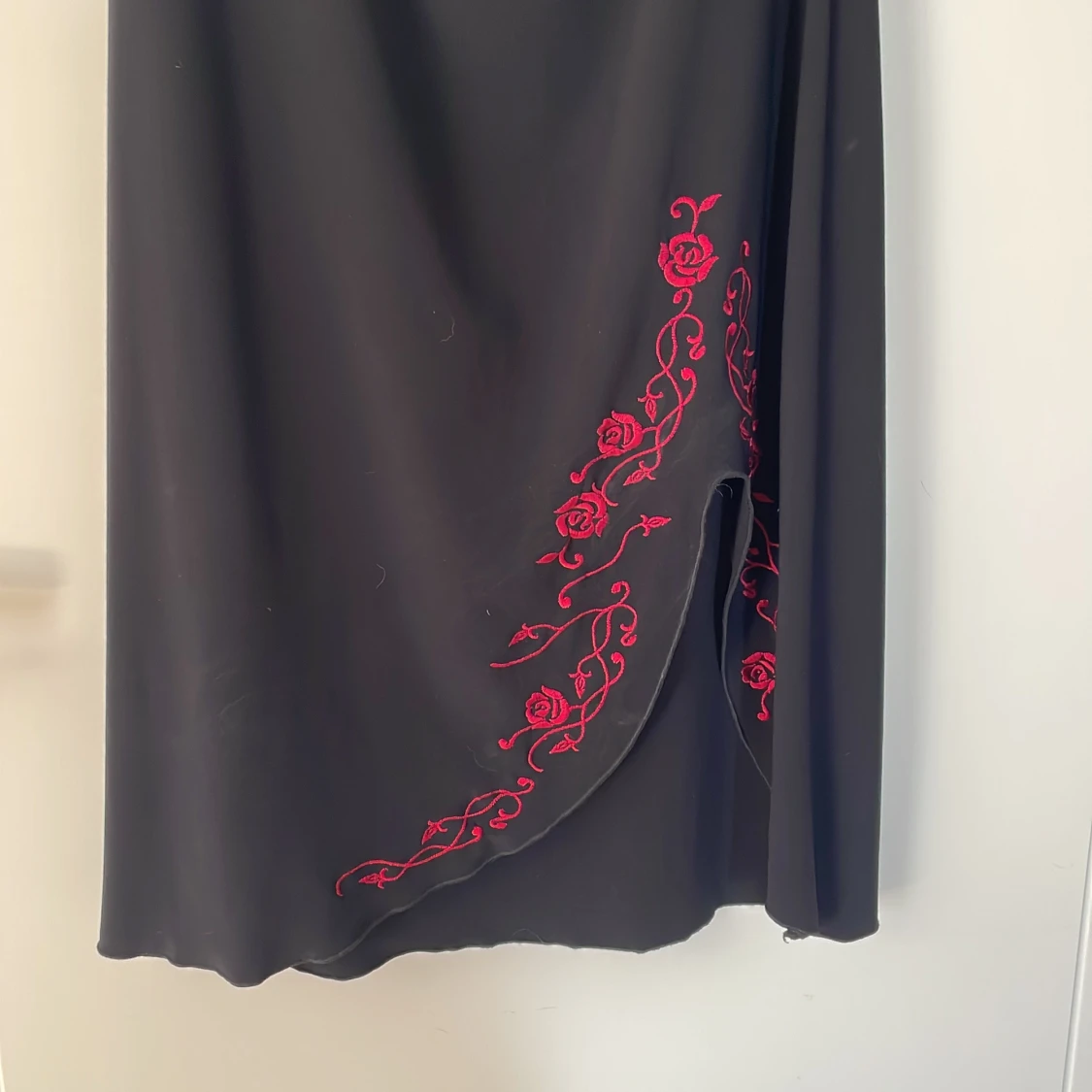 Svart klänning med röd brodyr Ette Lou - 3