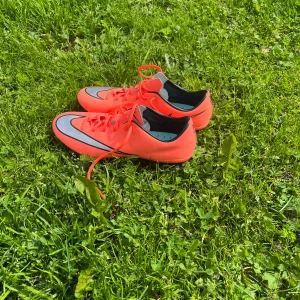 Nike mercurial fotbollsskor  - Säljer dessa nike mercurials i storlek 40. Skorna är i ett gott skick. 