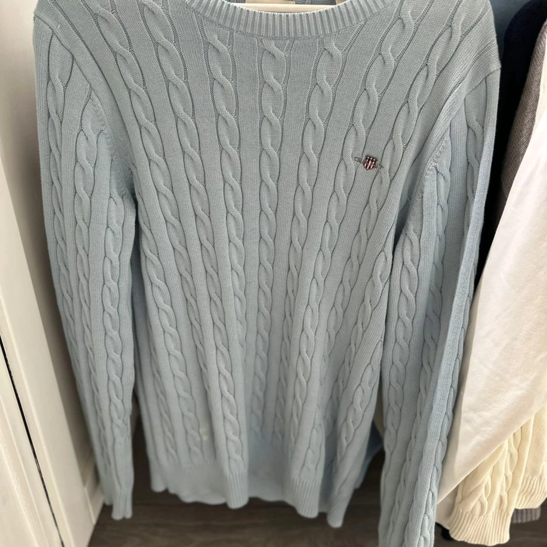 Ljusblå kabelstickad tröja från GANT - 2