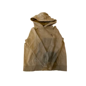 Grå hoodie från Polo Ralph Lauren S/170cm - Betalning endast via Plick. Snygg grå hoodie från Polo Ralph Lauren i storlek S eller 170cm. Klassisk modell med huva, känguruficka och broderad logga på bröstet. Mycket bra skick. Mjuk och skön bomullsblandning. . Enkel att matcha med jeans eller joggers. Orginalpris Ca: 1000kr. Säljs för 500, pris kan diskuteras.