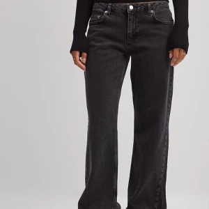 Nakd lågmidjade jeans - Lowwaist jeans från NAKD. Använda men bra skick. Storlek 34 men stora i storlek! Avklippta i benen för att passa mig som är ca 170. Fortfarande långa dock! 