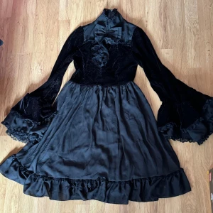 Killstar Lost girl ruffle dress klänning, S - En ascool goth klänning från märket Killstar. Velvet material. Använt några gånger i jättebra skick. Storlek S.   Katter finns i hemmet