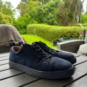 Mörkblåa Louboutin Skor - Slitna Loubs som går fortfarande att använda, inga hål eller skador direkt förutom skosnörena som har fått lite stryk. Sulan är som den är går säkert fixa och även mockan. Ingen låda kommer med! Priset går att förhandla Mvh Alvar