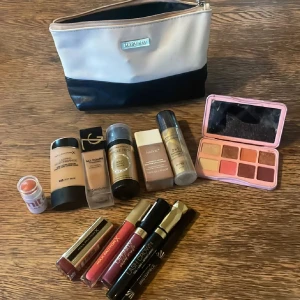 Stort sminkpaket med palett & bas - Säljer ett sminkpaket med foundations från Max Factor och YSL, primer, bronzing drops, mascara, läppstift och läppglans i rosa och vinröda nyanser, samt en ögonskuggspalett i varma och skimriga färger. Allt kommer med en Mary Kay-sminkväska. Tryck ej köp nu