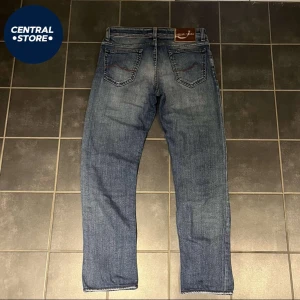 Jacob Cohen Jeans  - Säljer dessa trendiga Jacob Cohen jeans i en stilren blå färg. Storlek W32 och jeansen är i mycket bra skick. Pris 999kr men går att diskutera vid snabb affär. Tveka inte att kontakta om fler bilder eller andra funderingar//CS😁