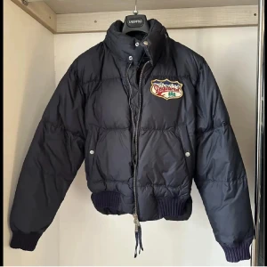 Cropped/Croppad y2k jacka - Säljer min dsquared jacka då den inte kommer till användning. Mycket sparsamt använd endast några små skavanker. Skriv vid frågor☺️❤️Tror den är i strlk S/M men skulle säga att den sitter som en S