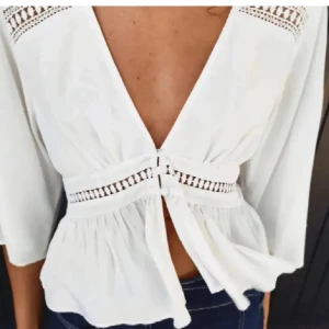 Vit blus  - Säljer min jättefina vita blus från Zara då den är för liten, den är i storlek S med skulle beskriva den som en xs. 