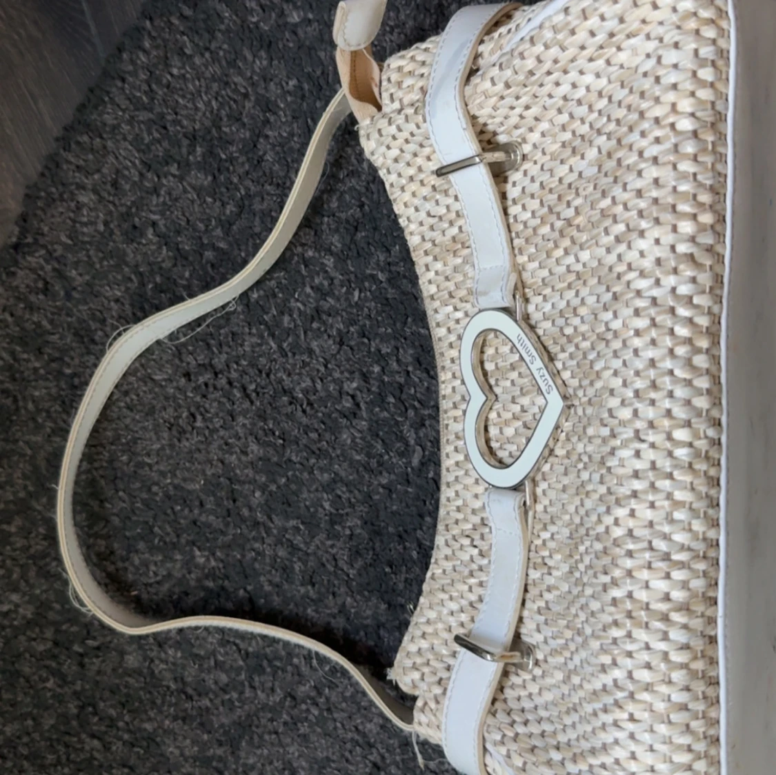 Beige axelväska Suzy Smith hjärtdetalj - 1