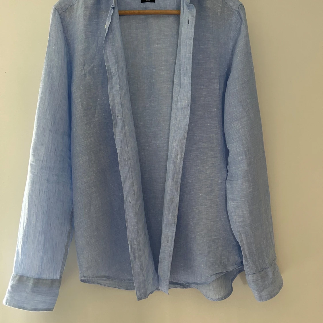 Ljusblå linneskjorta från  - 2