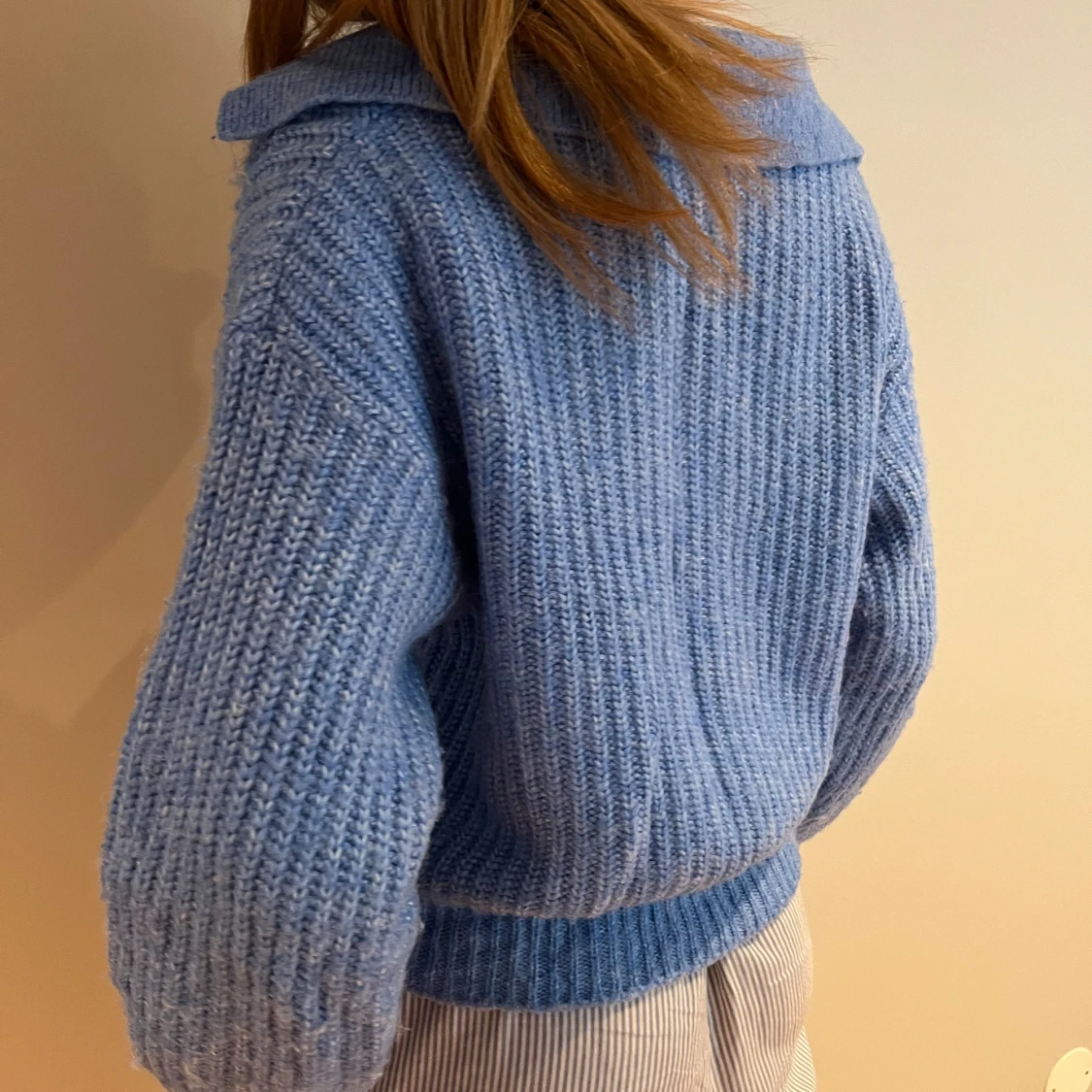 Blå stickad tröja med krage - 2