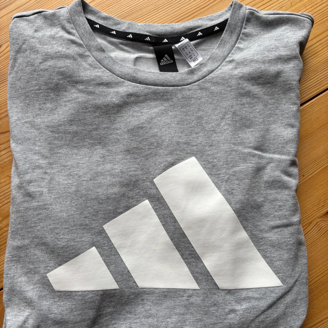 Grå Adidas t-shirt med stor logga - 2