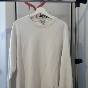 Vit sweatshirt från H&M i M - Använd tröja i M som funkar i alla lägen. Inga märkbara tecken av användning.