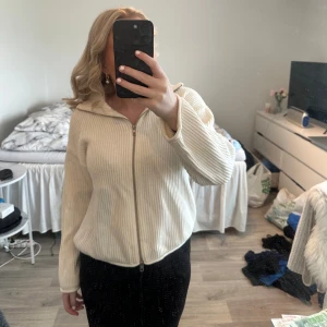 Vit zip-up - Vit zip-up från Cubus i strl S