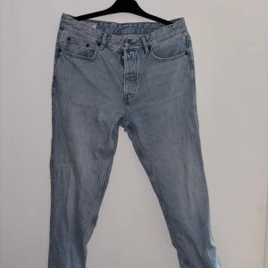 Jeans- Zara  - Ljusblåa jeans från Zara med knappgylf(se bild). Lite slitage längst ner på byxan.