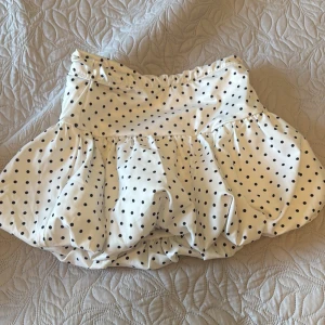 Vit prickig kjol  - Säljer denna fina kjol då den inte kommer till användning den har inbyggda shorts vilken är en fördel ❤️❤️