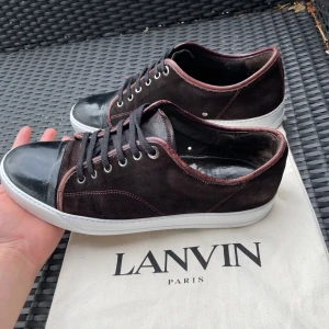 Vinröda lanvin  - Säljer nu dessa Vinröda Lanvin cap toe i uk 8 (42-43) som är i bra skick och extra tillfixade med whitner cream så att sulan ska se extra fräsch ut. Dustbag ingår, skriv för fler bilder/frågor och skriv innan du köper🙌🏼
