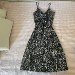 Klänning från H&M - Säljer en svartvit klänning med smala axelband och v-ringad hals. Den är från H&M i storlek S. Prisförslag är välkomna, skriv vid frågor💗🫶
