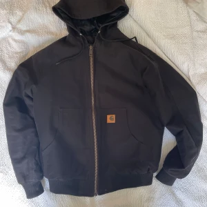 Svart hoodiejacka från Carhartt - Storlek: L